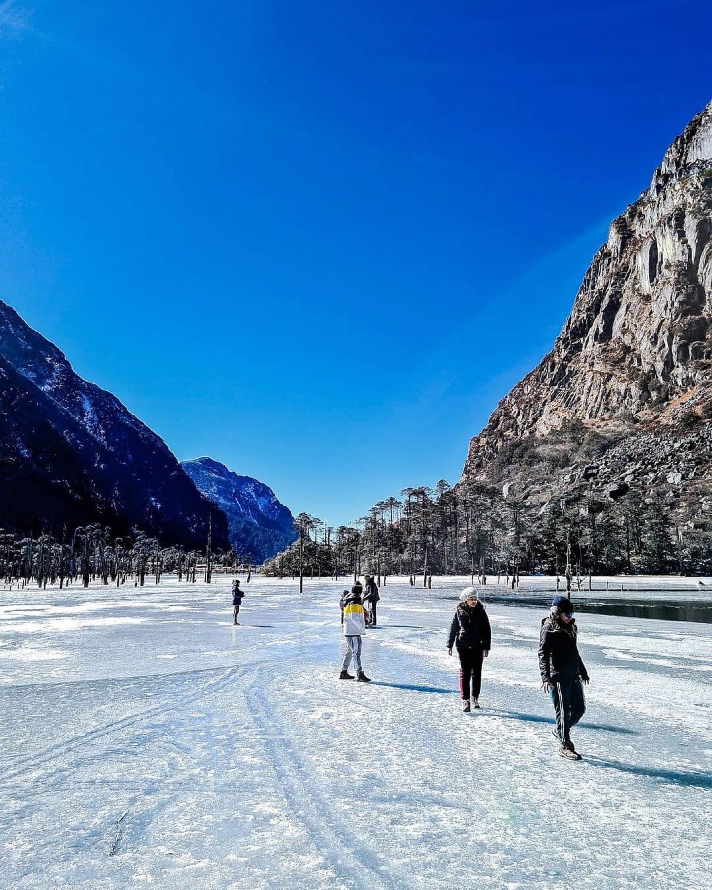 Sangetsar Tso / Madhuri Lake &mdash; the frozen glacial lake framed by rocky peaks at 12,000 ft